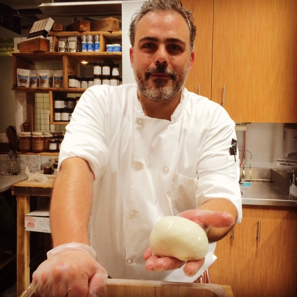 Luca Mignogna，手工乳酪蛋白师，狼草甸农场在波士顿公共市场。照片学分：Cristiano Bonino