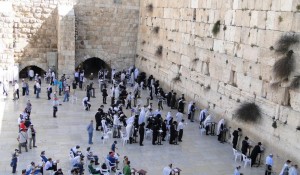 在耶路撒冷的西墙祈祷